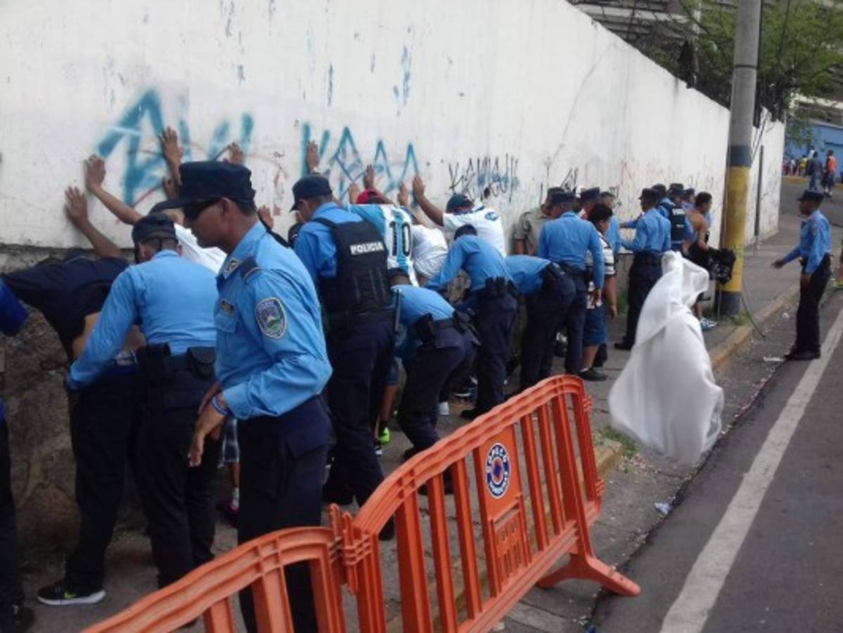 FOTOS: Alta seguridad en el clásico capitalino con tanquetas y fuertes retenes