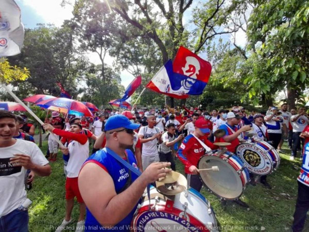 ¡Espectacular! Afición del Olimpia se desborda con banderazo al club y se acuerdan de Motagua