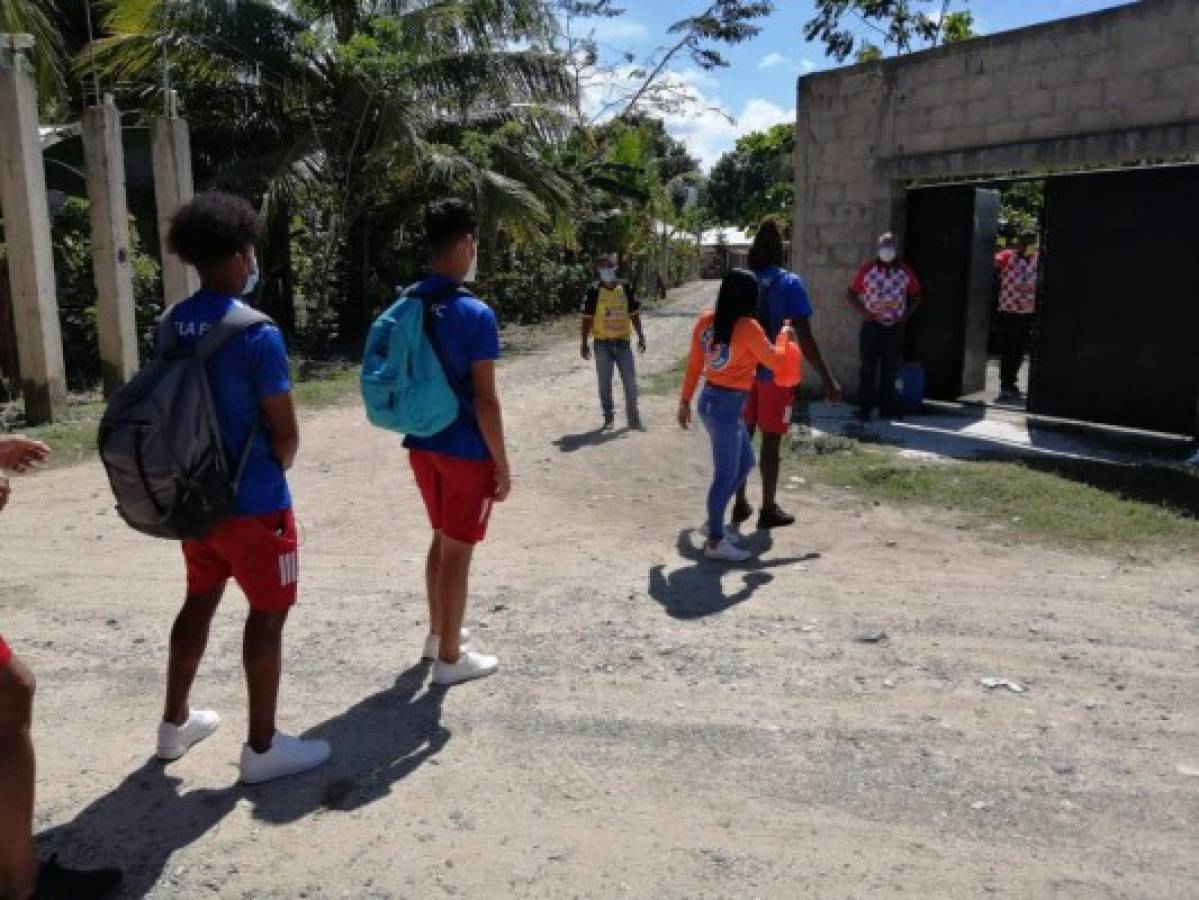 Fotos del Ascenso: Presidente del Savio subido en un muro, fila con examen covid y medidas de bioseguridad