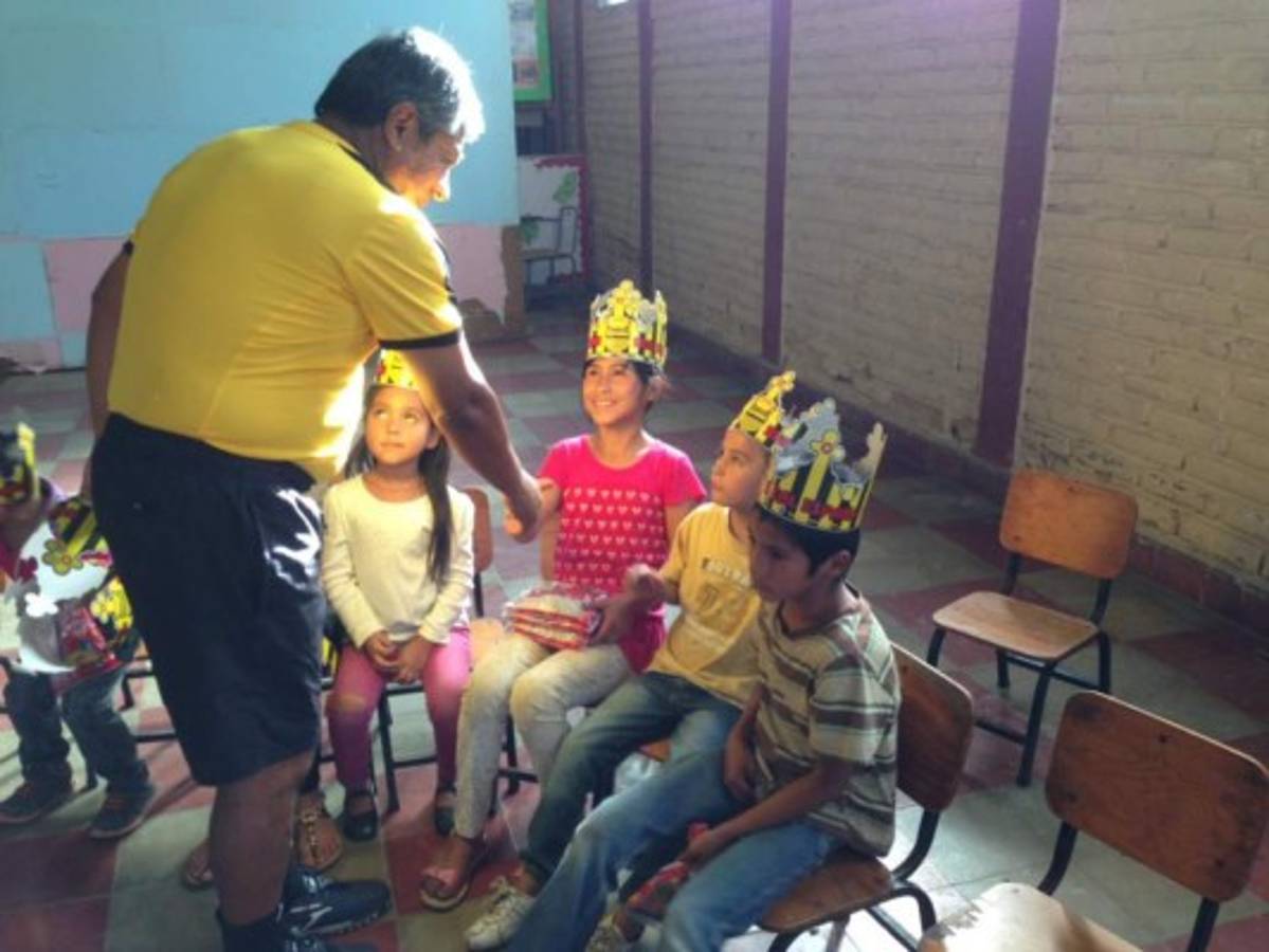 Platense y Real España reparten alegría a niños antes de Copa Presidente