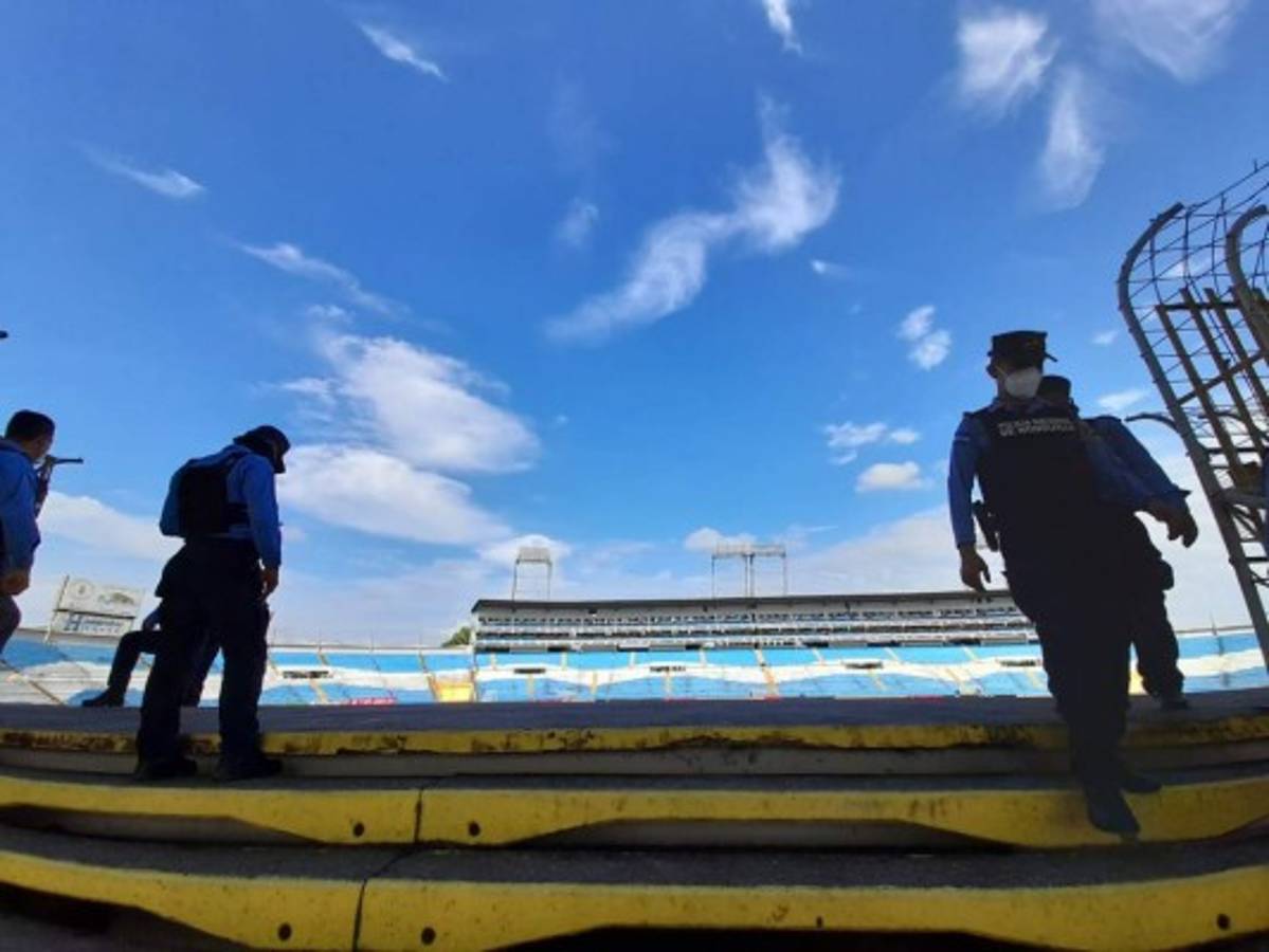 ¡Remueven la serpentina! Realizan labores de mantenimiento al Estadio Olímpico Metropolitano
