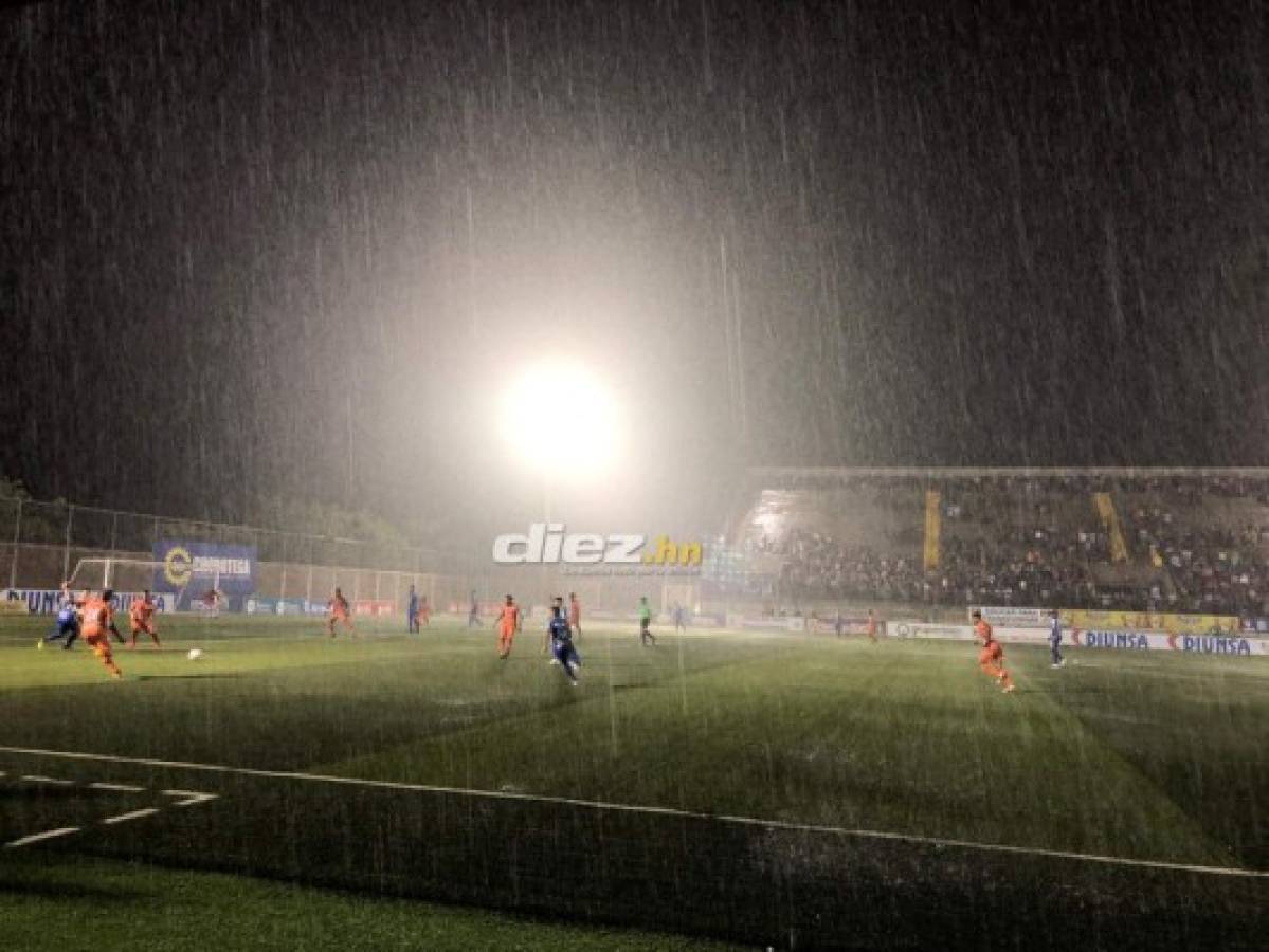 NO VISTE EN TV: Reclamo airado de Hernán Medford, bronca y lluvia en Choluteca