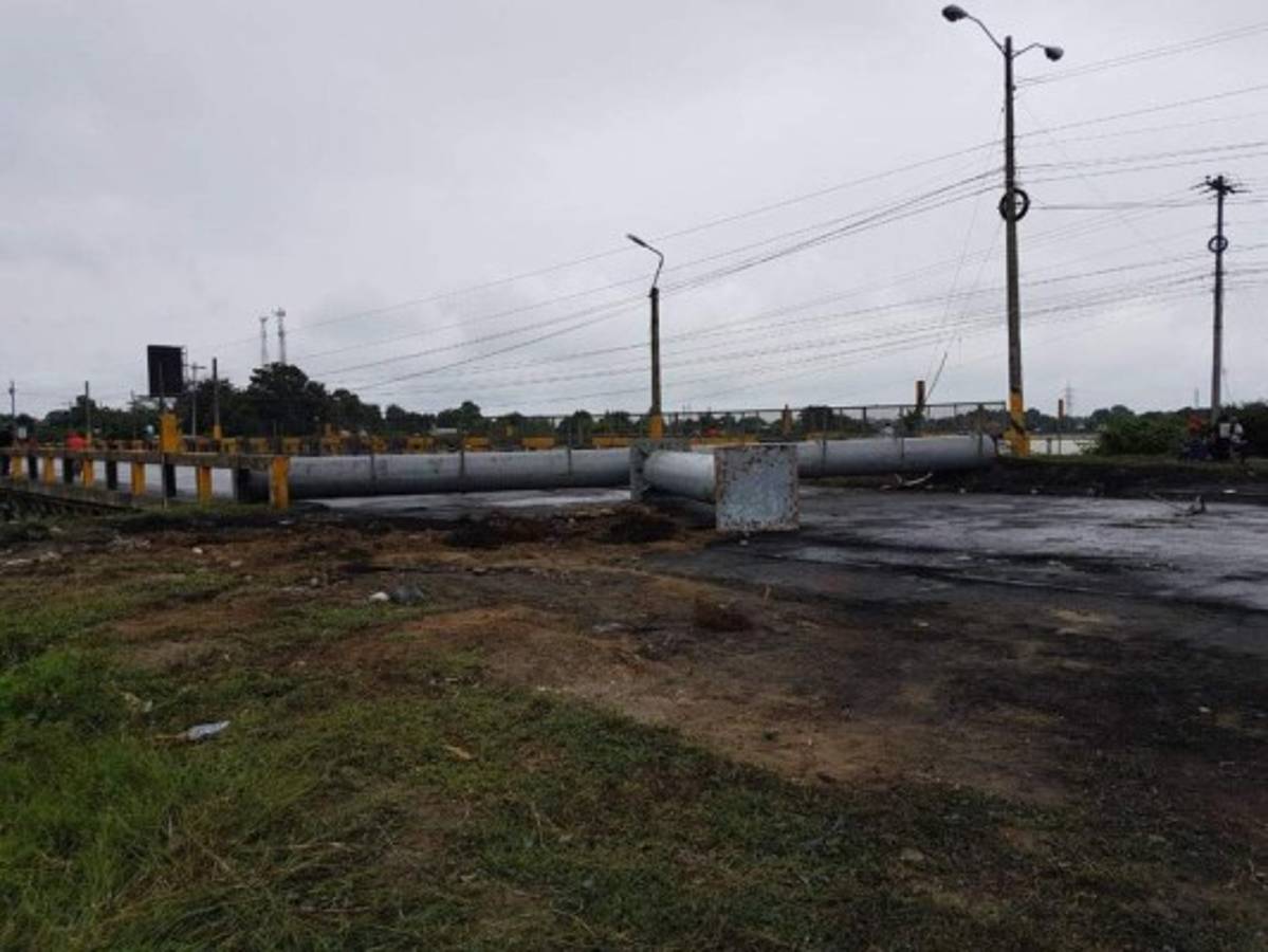 FOTOS: Martes de caos en la zona norte con rastras y postas policiales quemadas