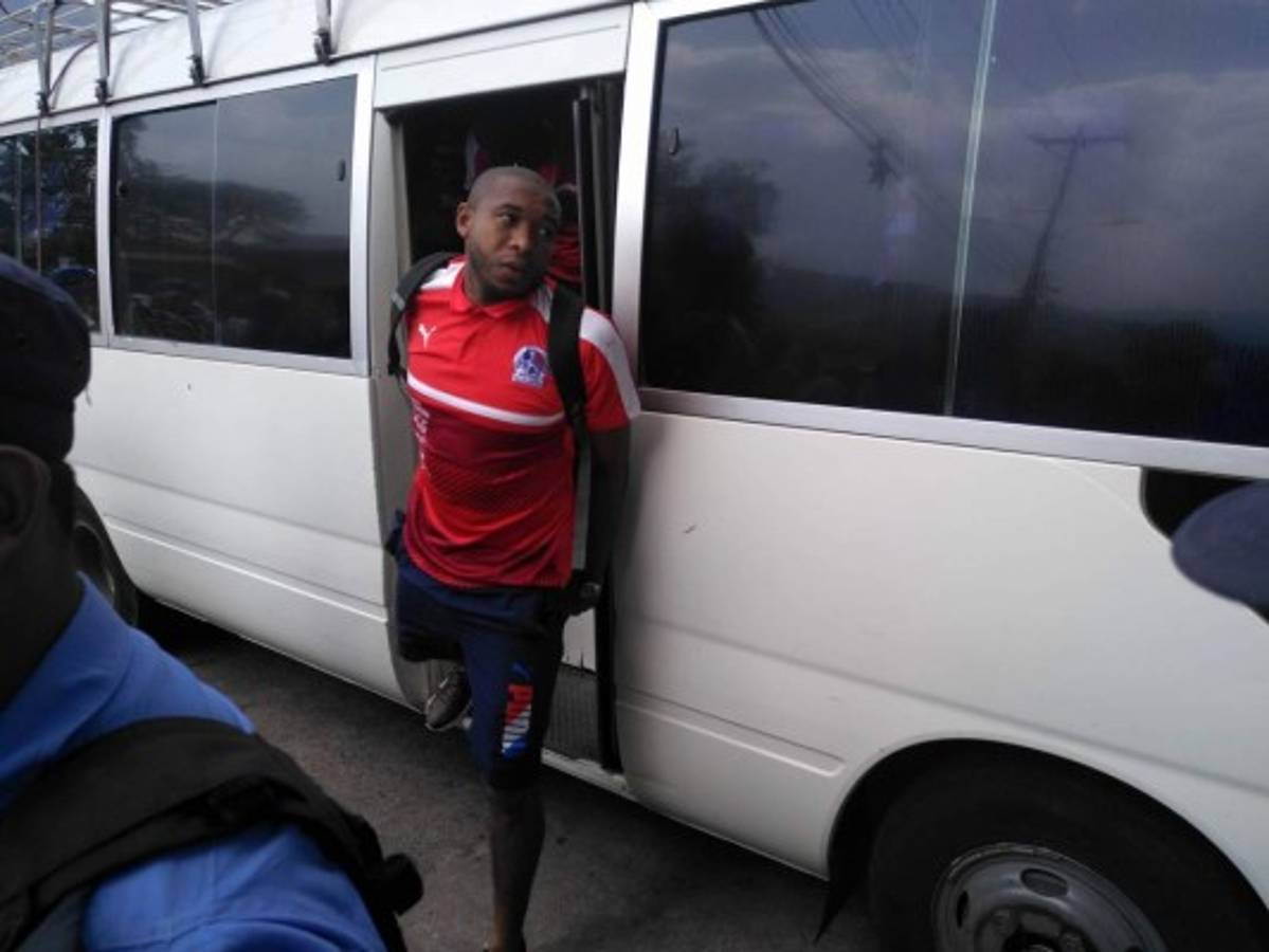 FOTOS: Alta seguridad en el clásico capitalino con tanquetas y fuertes retenes