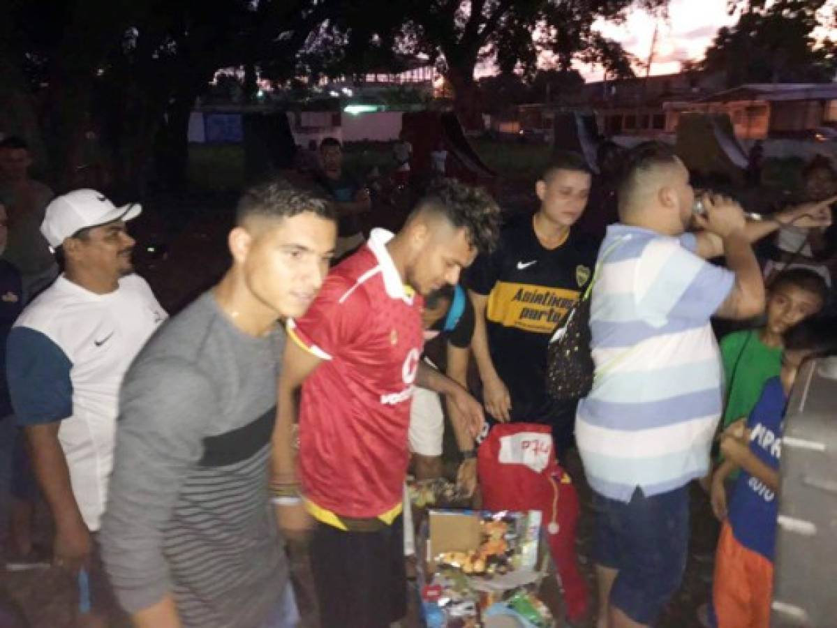 El futbolista Mario Martínez se viste de Santa y regala juguetes a niños