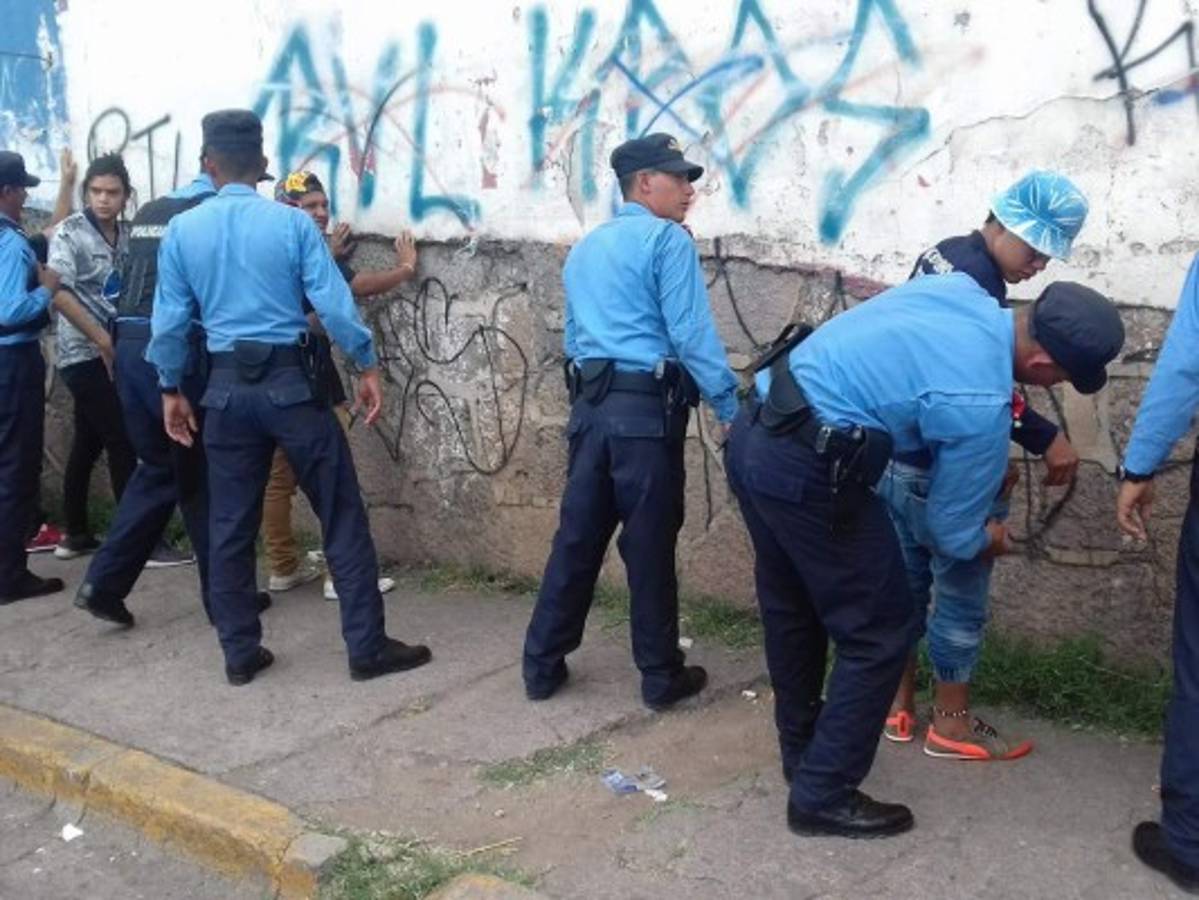 FOTOS: Alta seguridad en el clásico capitalino con tanquetas y fuertes retenes