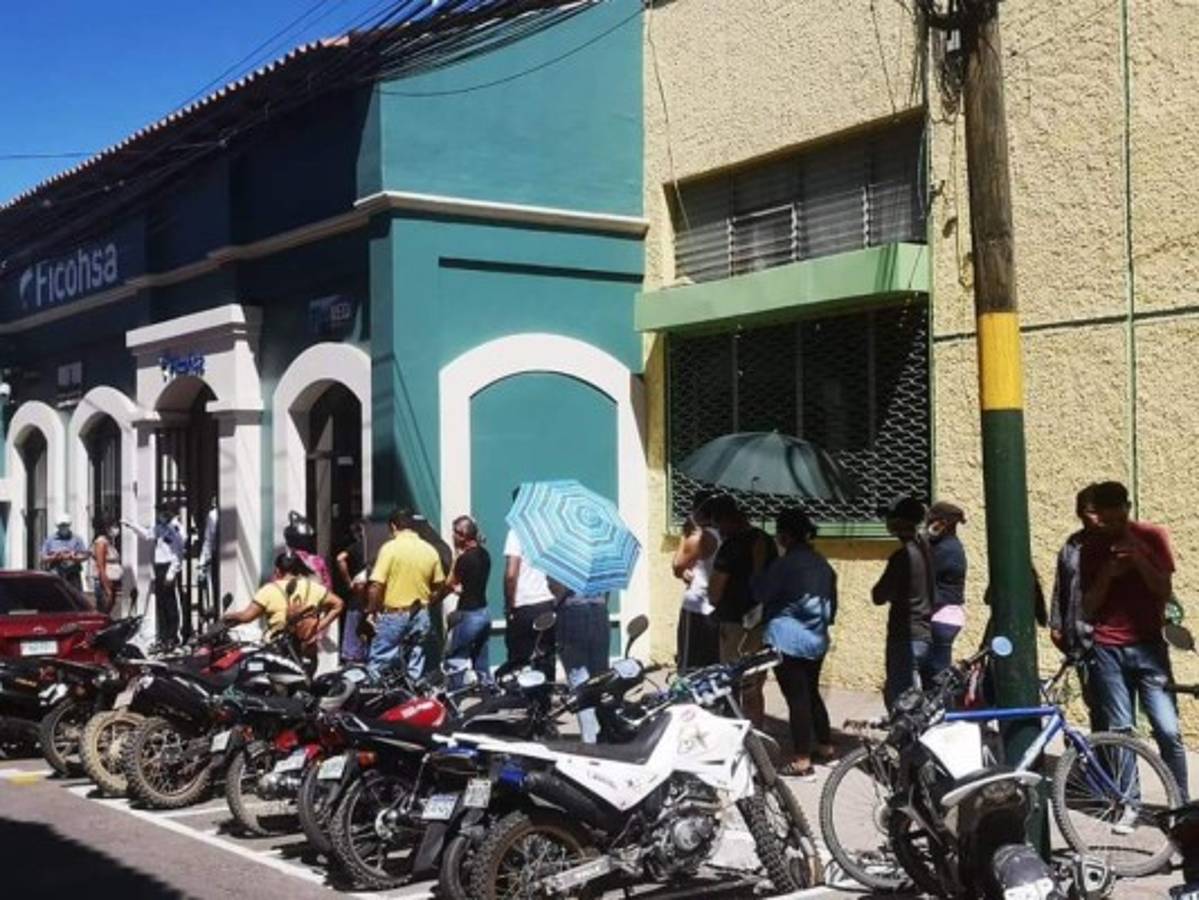 Hondureños abarrotan instituciones bancarias en medio del brote del covid-19