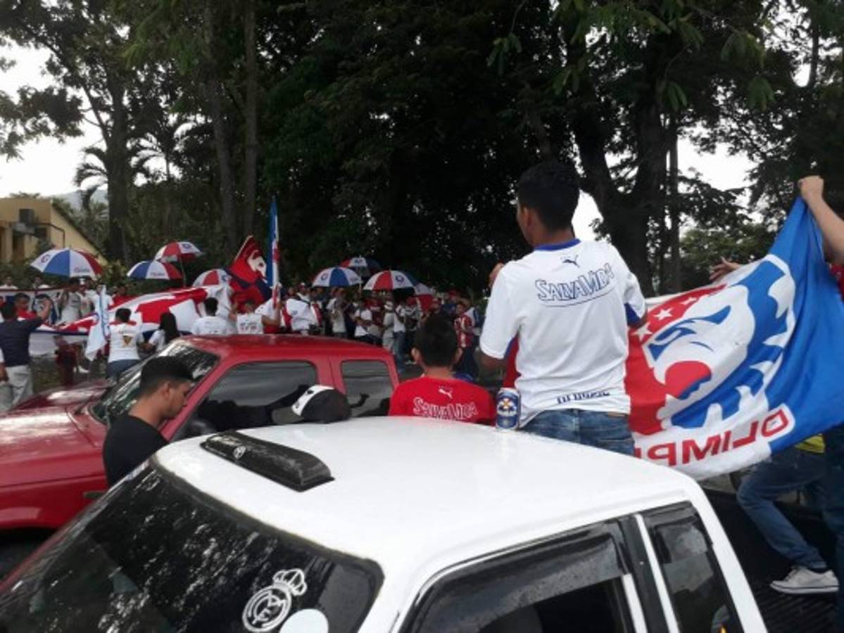 ENORME: La barra del Olimpia arropa al equipo previo a la final ante Santos