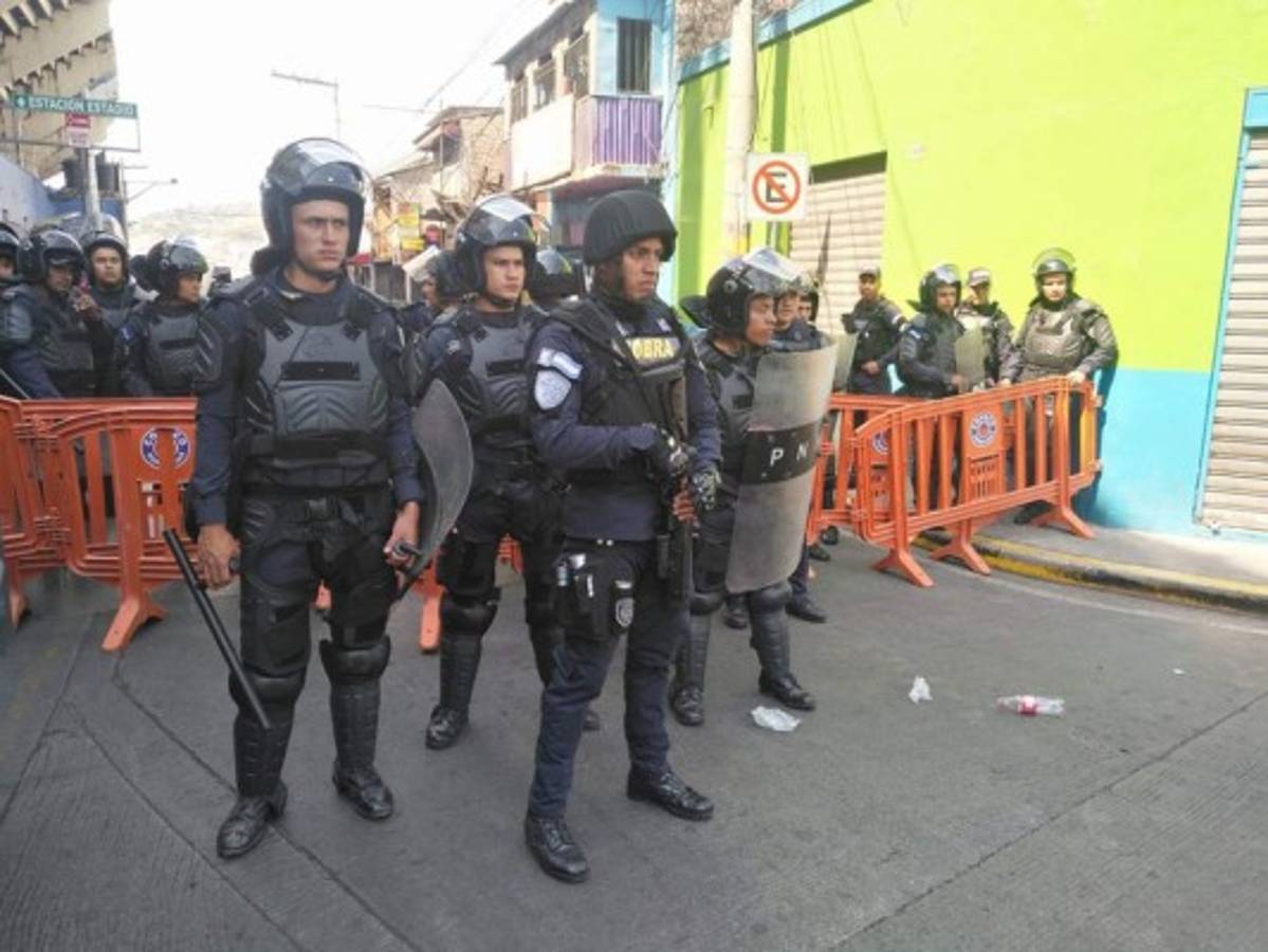 EN FOTOS: Policías blindan el estadio Nacional y aficionados se van a los golpes