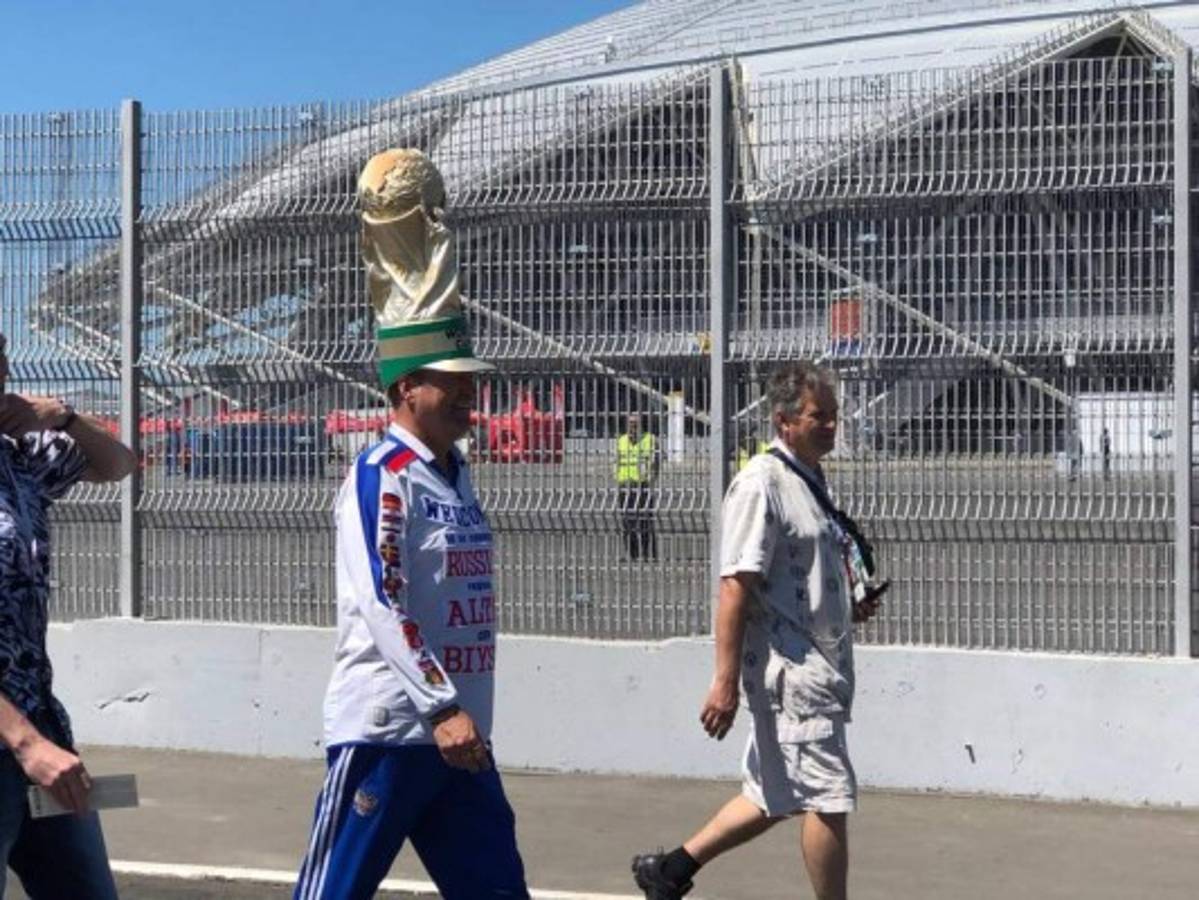 Los ticos llenan de color las afueras del Samara Arena para el juego ante Serbia