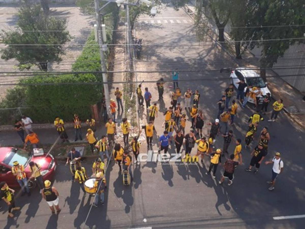 No viste en TV: Apasionado beso, sufrimiento de Elías Nazar y barra del Real España