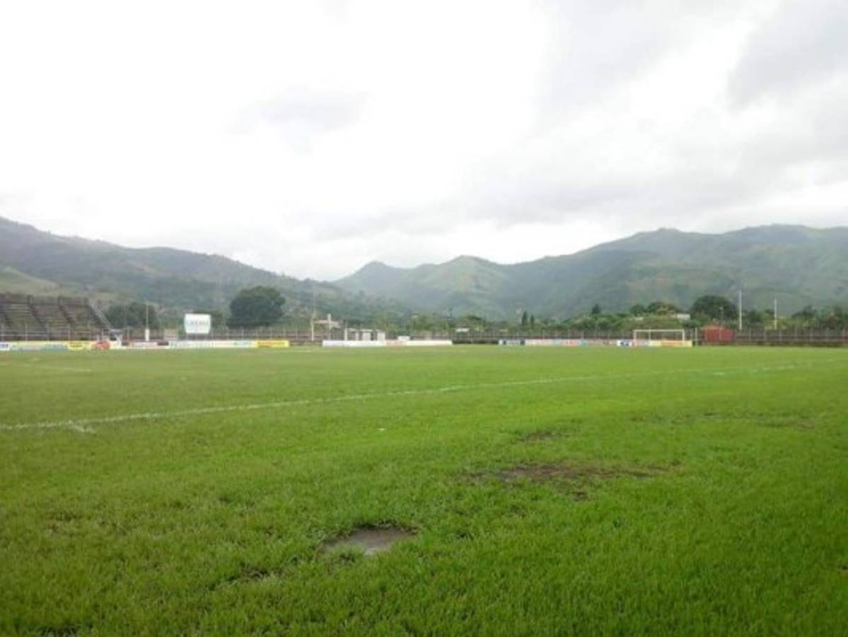 Así de deteriorada luce la cancha del estadio Francisco Martínez de Tocoa
