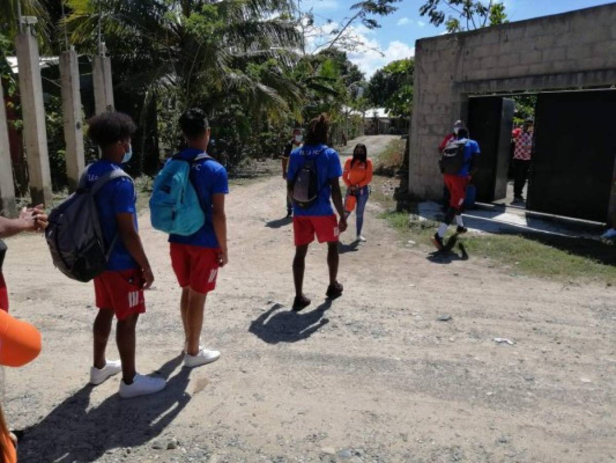 Fotos del Ascenso: Presidente del Savio subido en un muro, fila con examen covid y medidas de bioseguridad