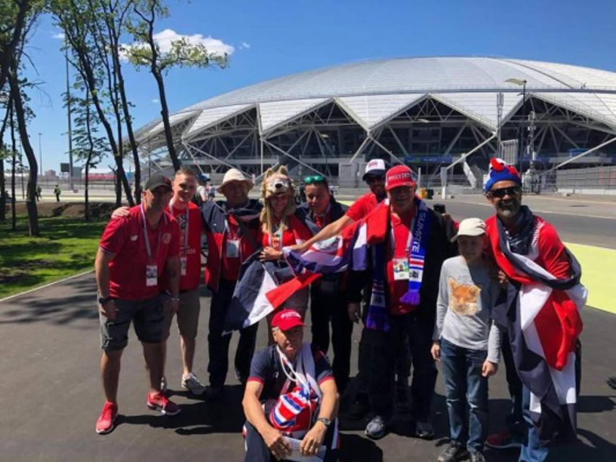 Los ticos llenan de color las afueras del Samara Arena para el juego ante Serbia