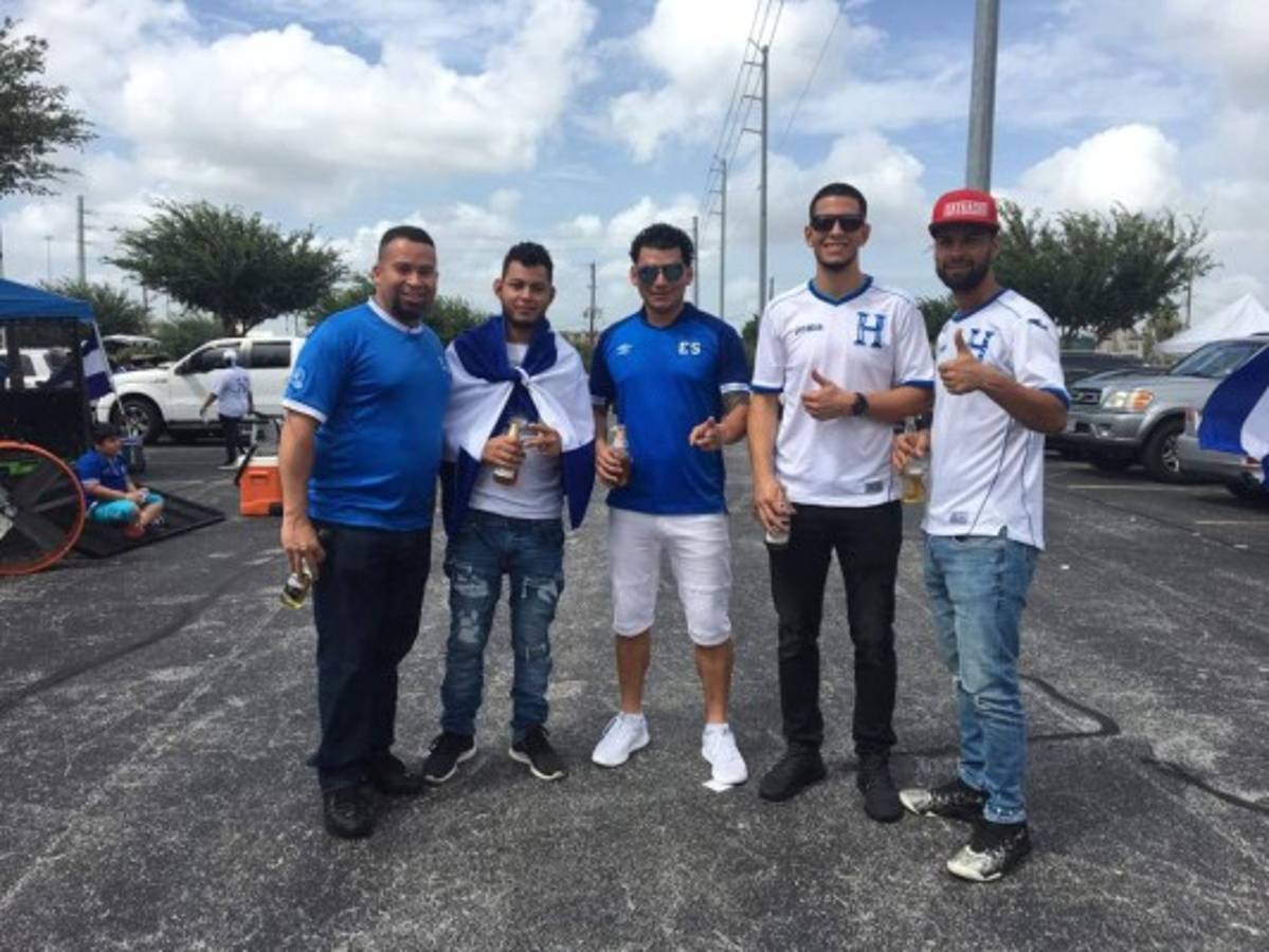 Copa Oro: Hondureños y salvadoreños engalanan el BBVA Compass de Houston