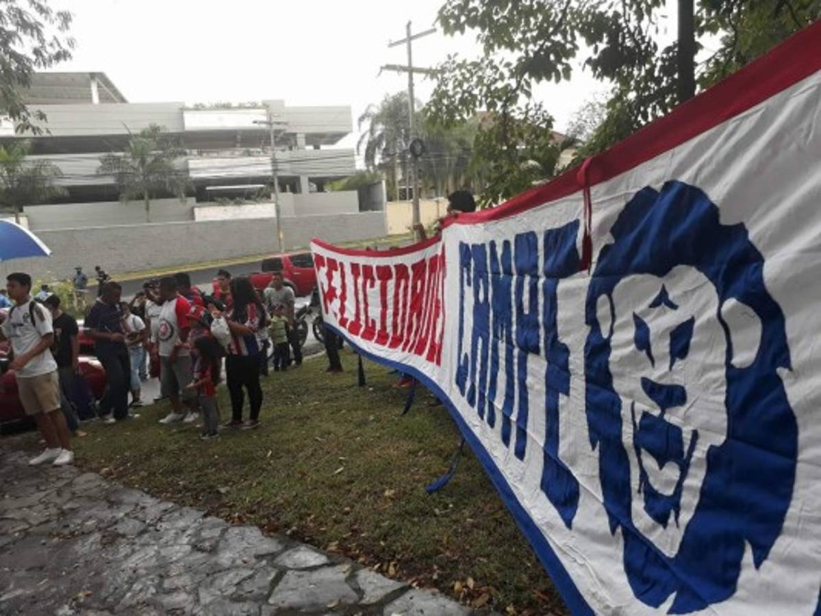ENORME: La barra del Olimpia arropa al equipo previo a la final ante Santos
