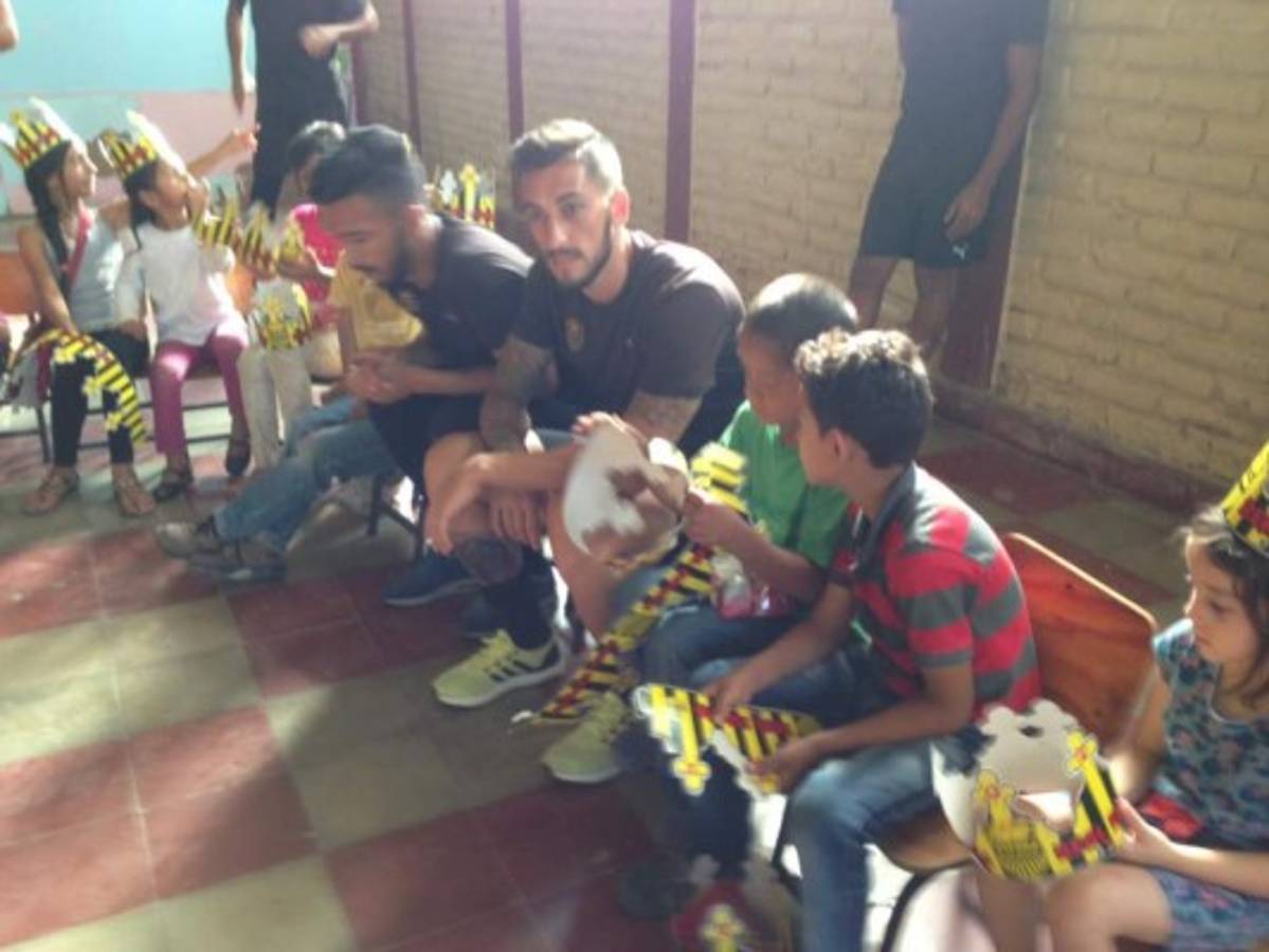 Platense y Real España reparten alegría a niños antes de Copa Presidente