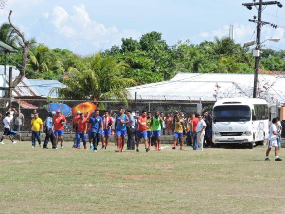 FOTOS: El caluroso recibimiento que tuvo Olimpia en Roatán. ¿Y el camerino?