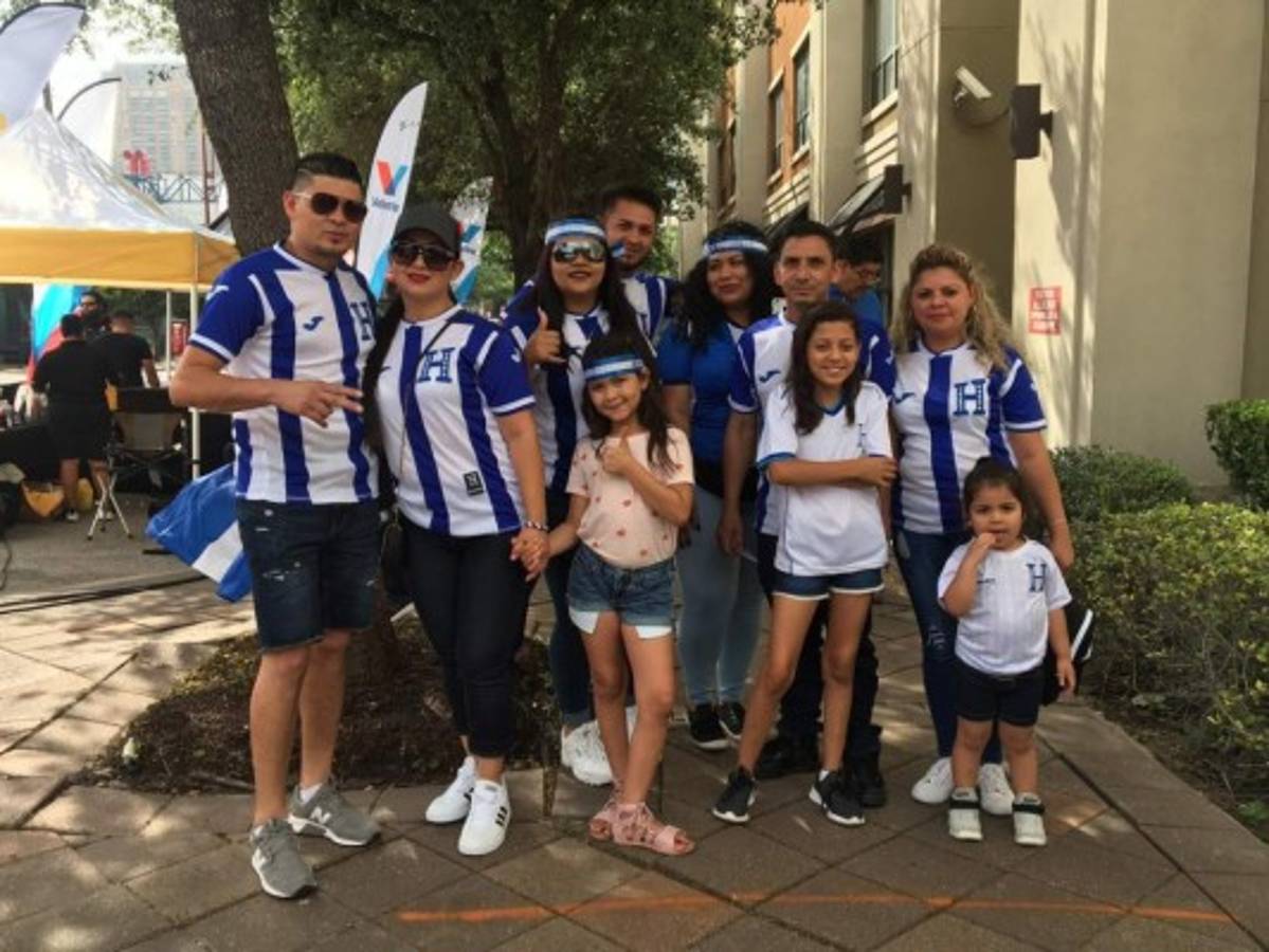 Copa Oro: Hondureños y salvadoreños engalanan el BBVA Compass de Houston