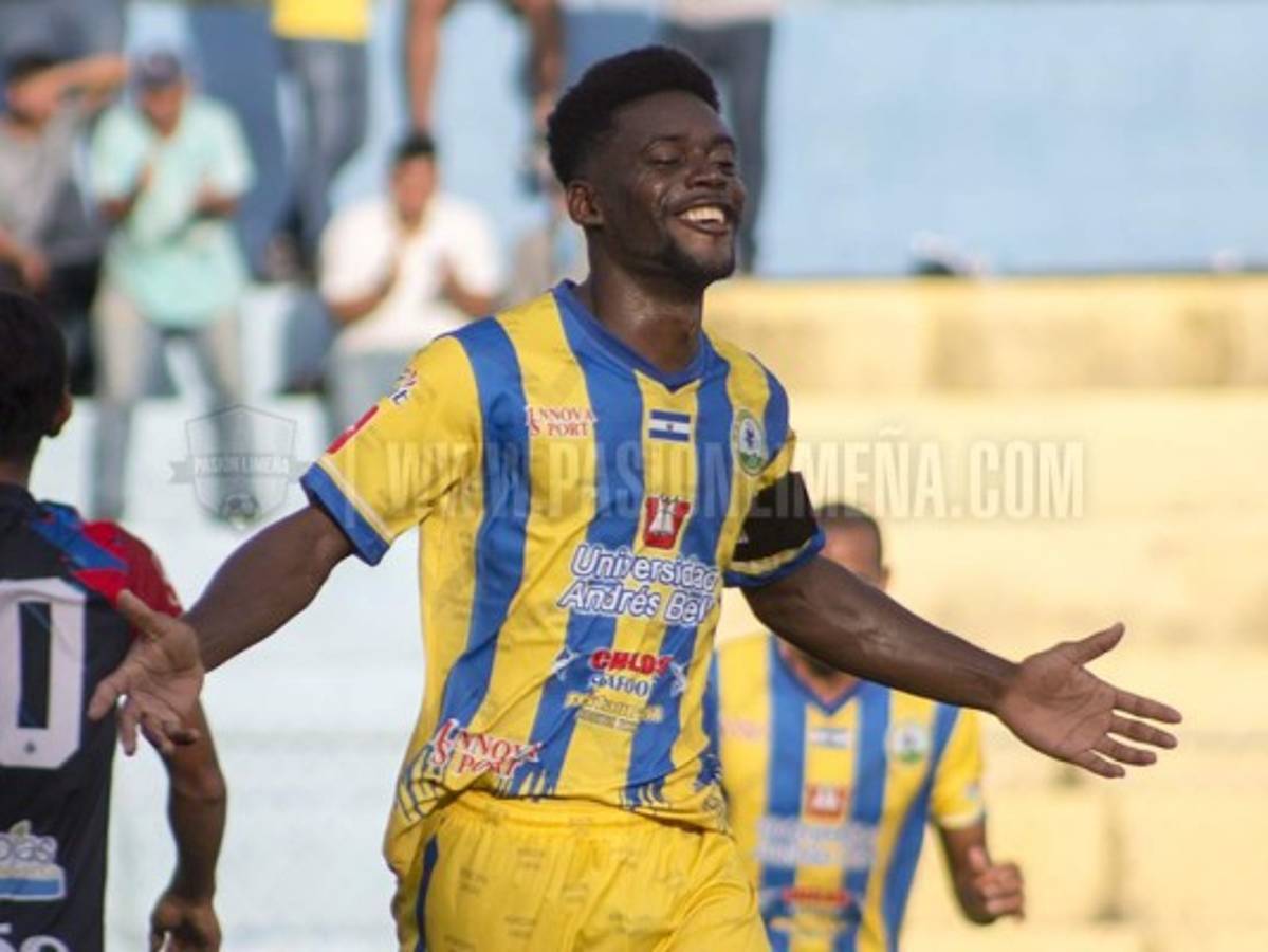 Clayvin Zúniga pelea por el liderato de goleo en El Salvador