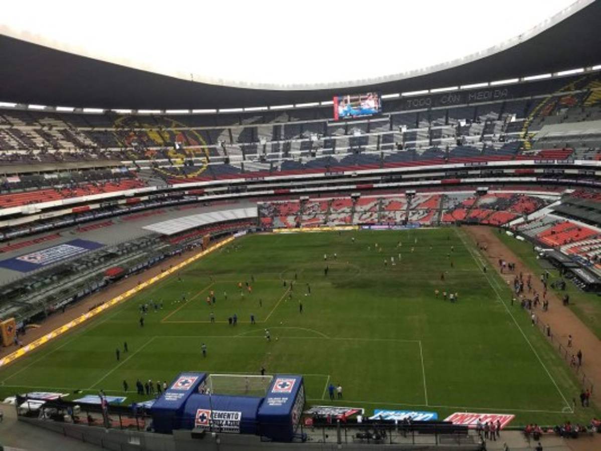 FOTOS: La cancha del estadio Azteca está convertida en un 'chiquero'