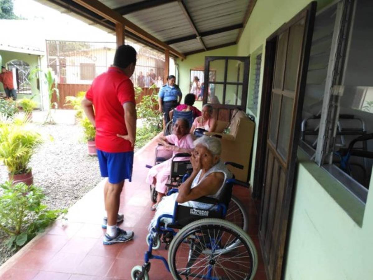 FOTOS: Olimpia lleva alegría a los ancianos en su visita a Danli, El Paraíso