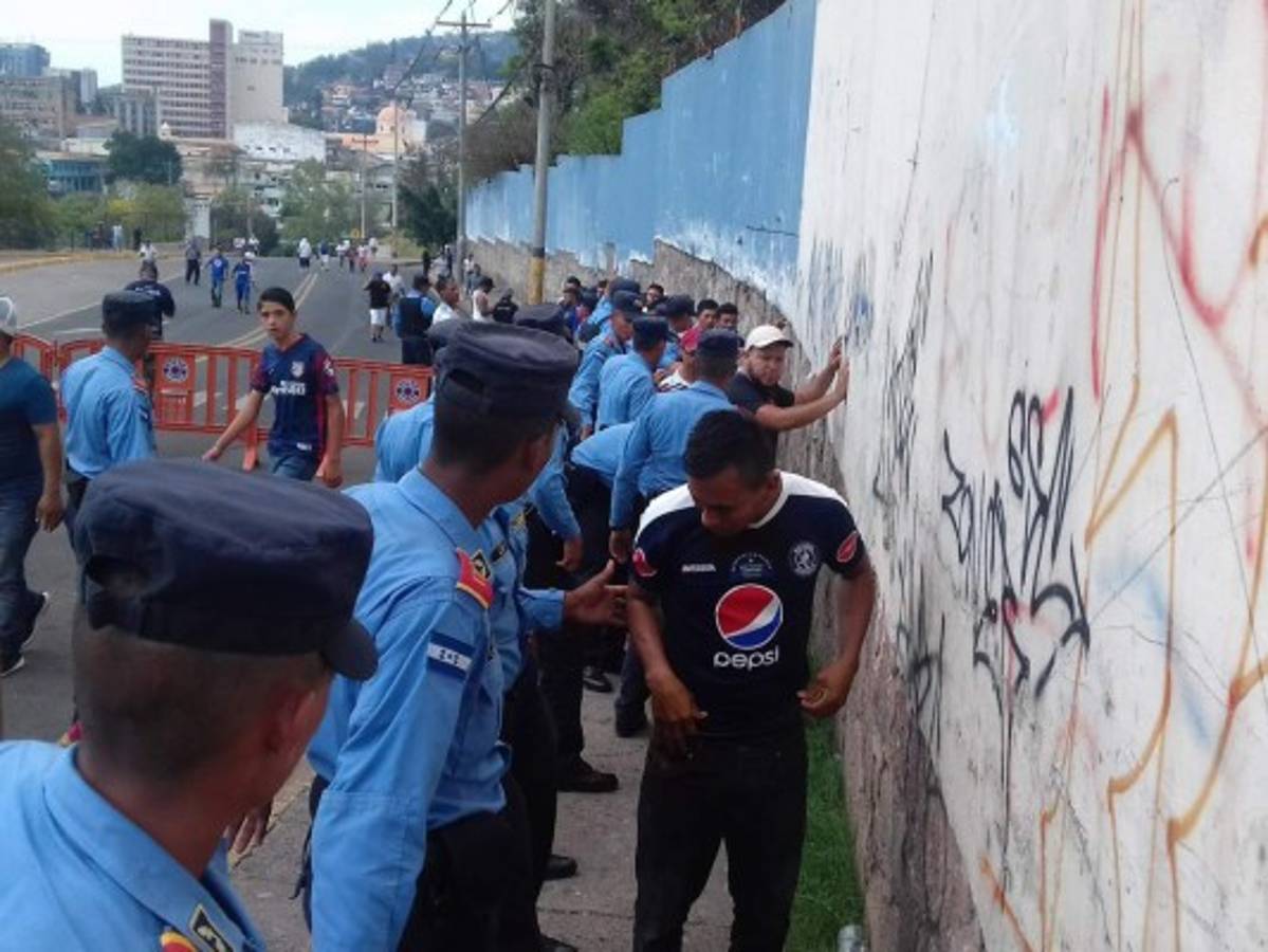 FOTOS: Alta seguridad en el clásico capitalino con tanquetas y fuertes retenes