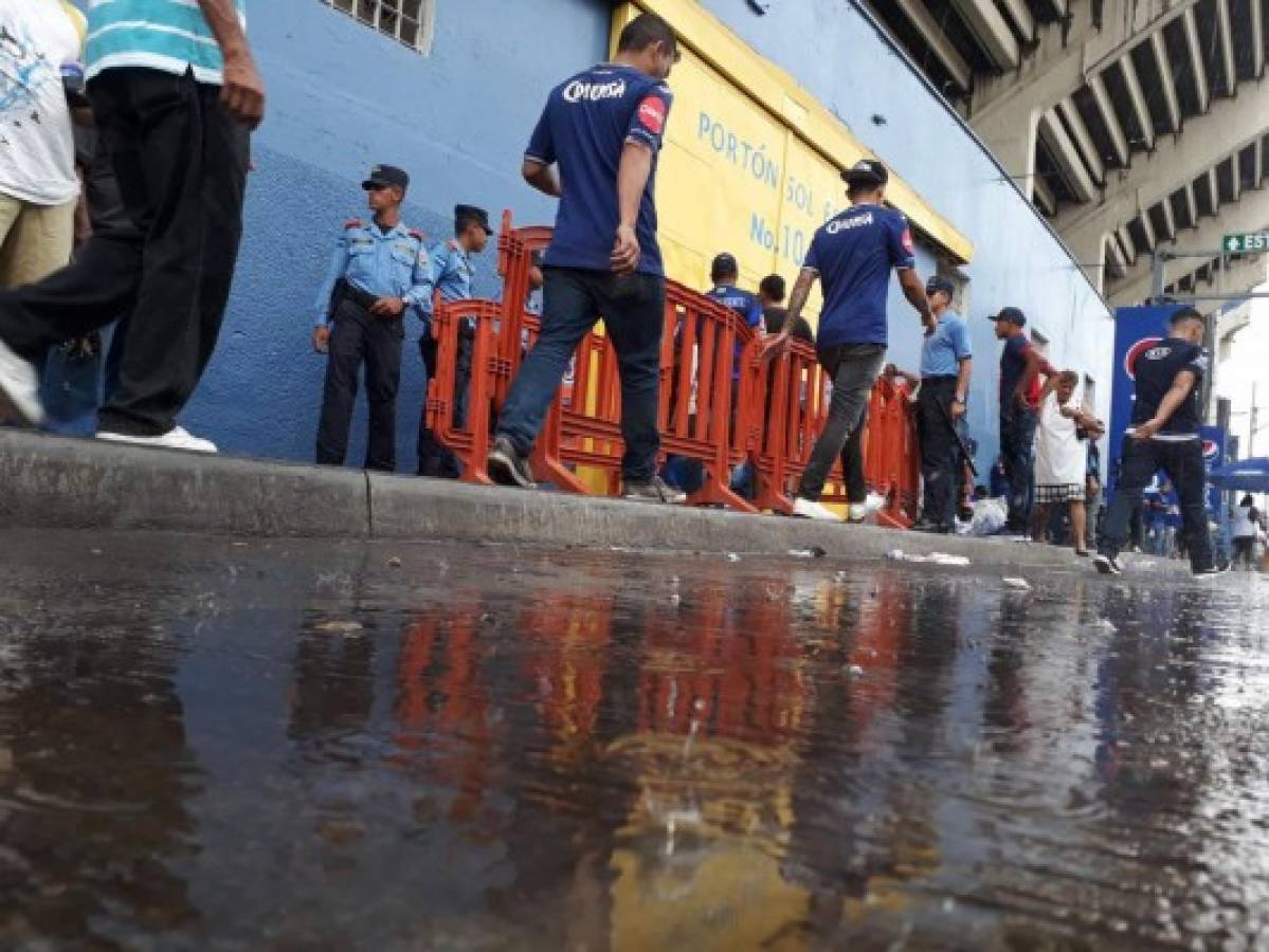 Gran ambiente: Máxima seguridad y lluvia en el estadio Nacional para la final Motagua-Marathón