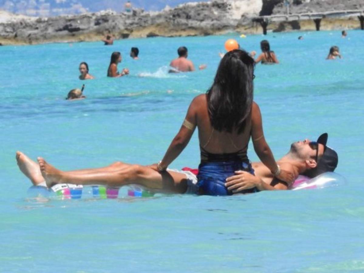 Fábregas deslumbra junto a su explosiva pareja Daniella Semaan de 38 años