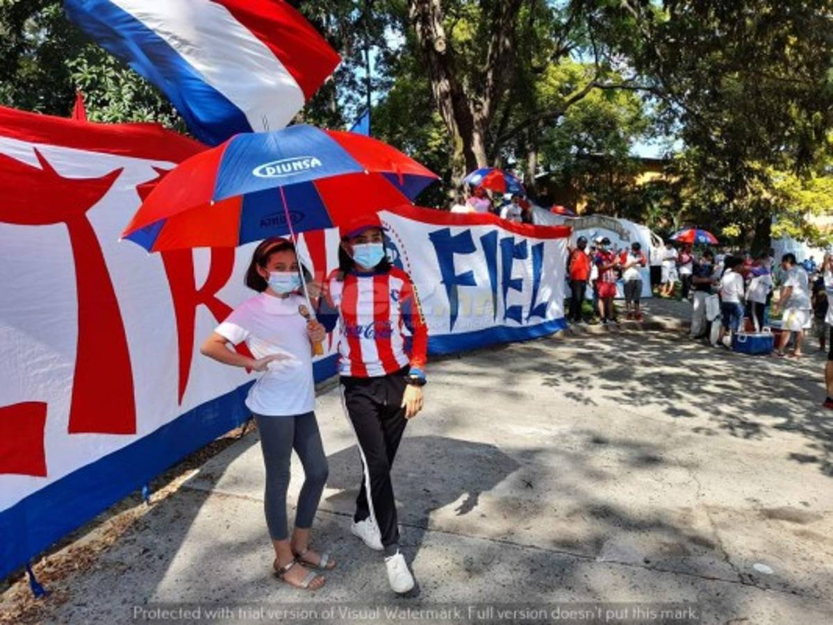 ¡Espectacular! Afición del Olimpia se desborda con banderazo al club y se acuerdan de Motagua
