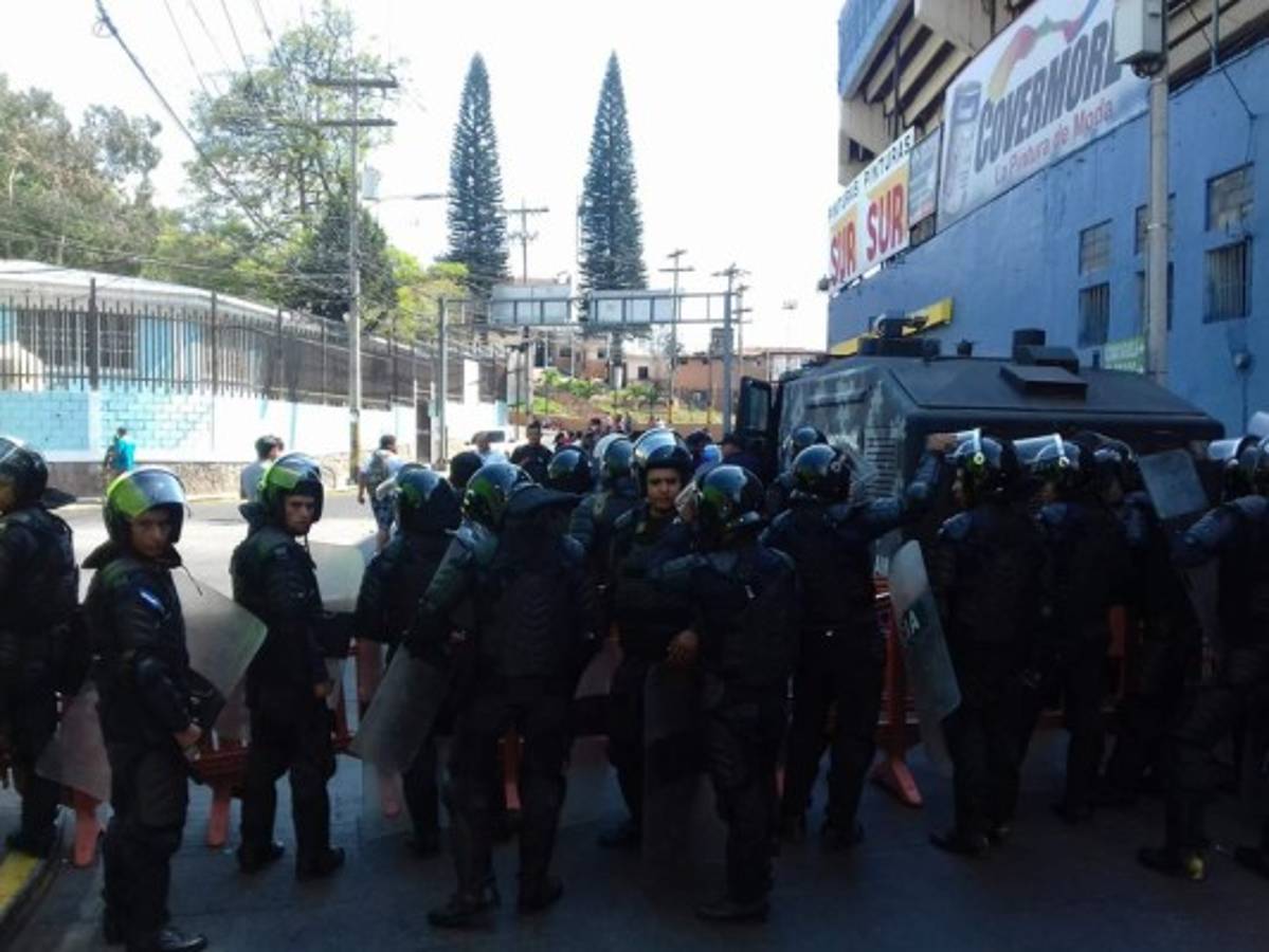 EN FOTOS: Policías blindan el estadio Nacional y aficionados se van a los golpes