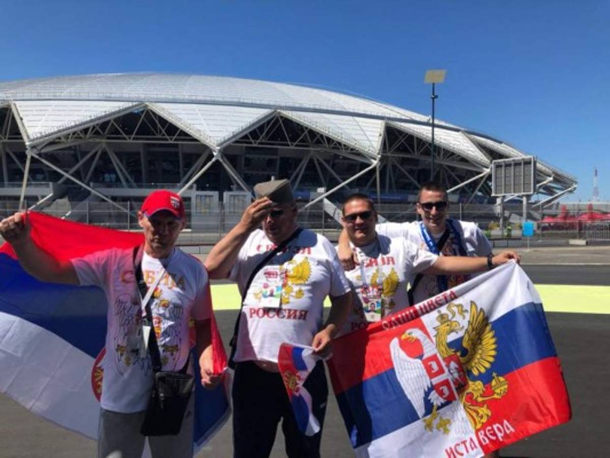 Los ticos llenan de color las afueras del Samara Arena para el juego ante Serbia