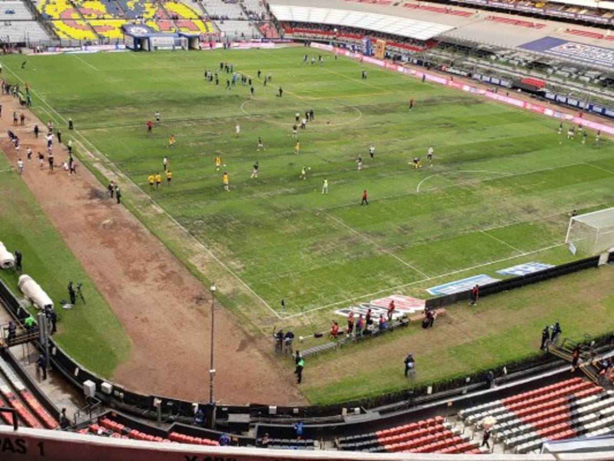 FOTOS: La cancha del estadio Azteca está convertida en un 'chiquero'