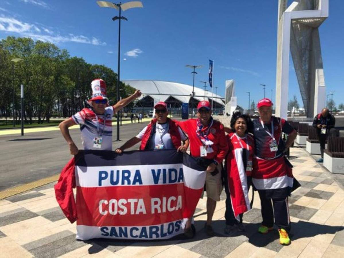 Los ticos llenan de color las afueras del Samara Arena para el juego ante Serbia