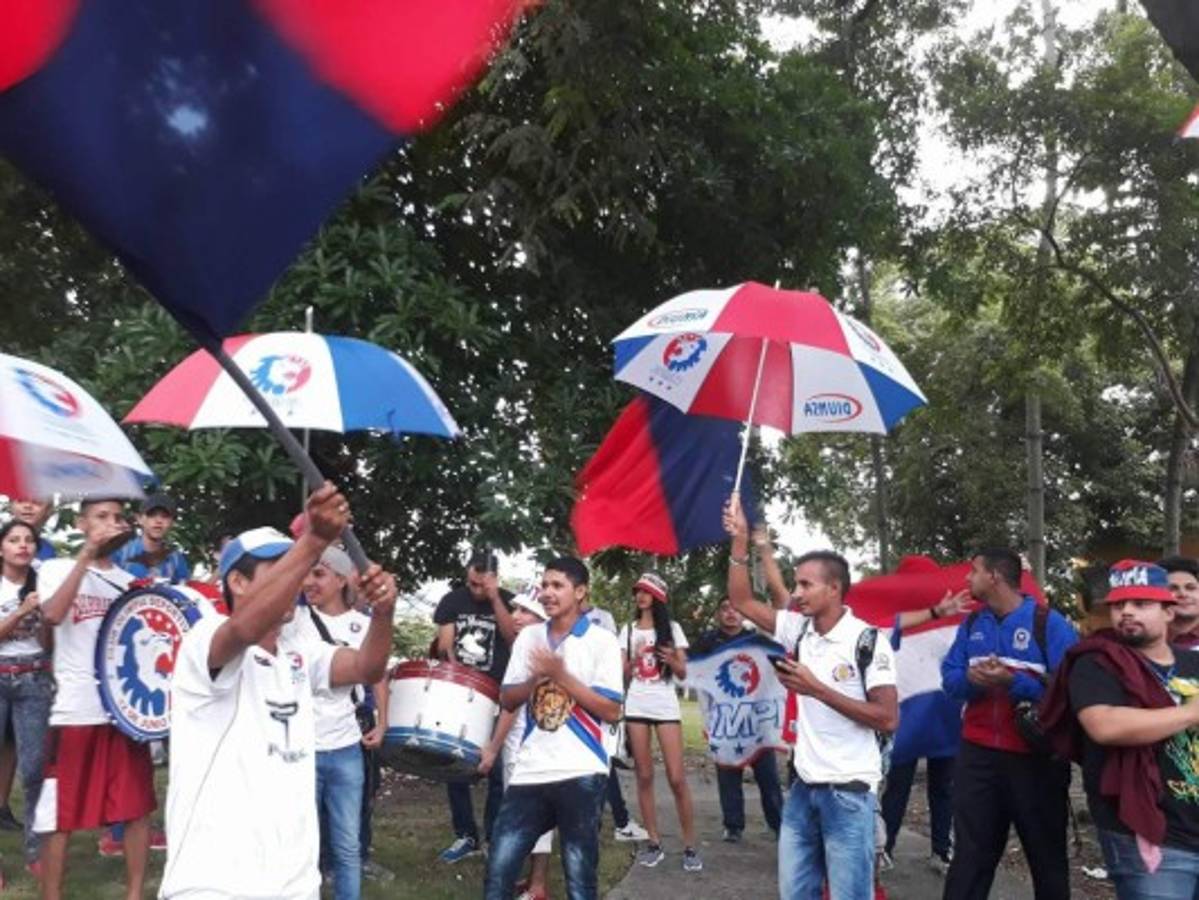 ENORME: La barra del Olimpia arropa al equipo previo a la final ante Santos