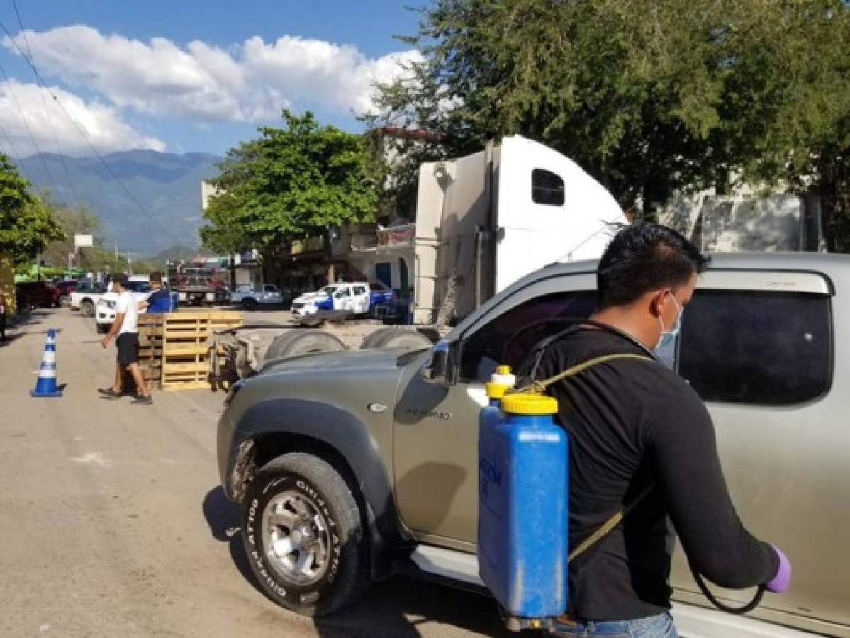 ¡Palos, piedras y tractor! Las medidas de pueblos de Honduras para evitar el coronavirus