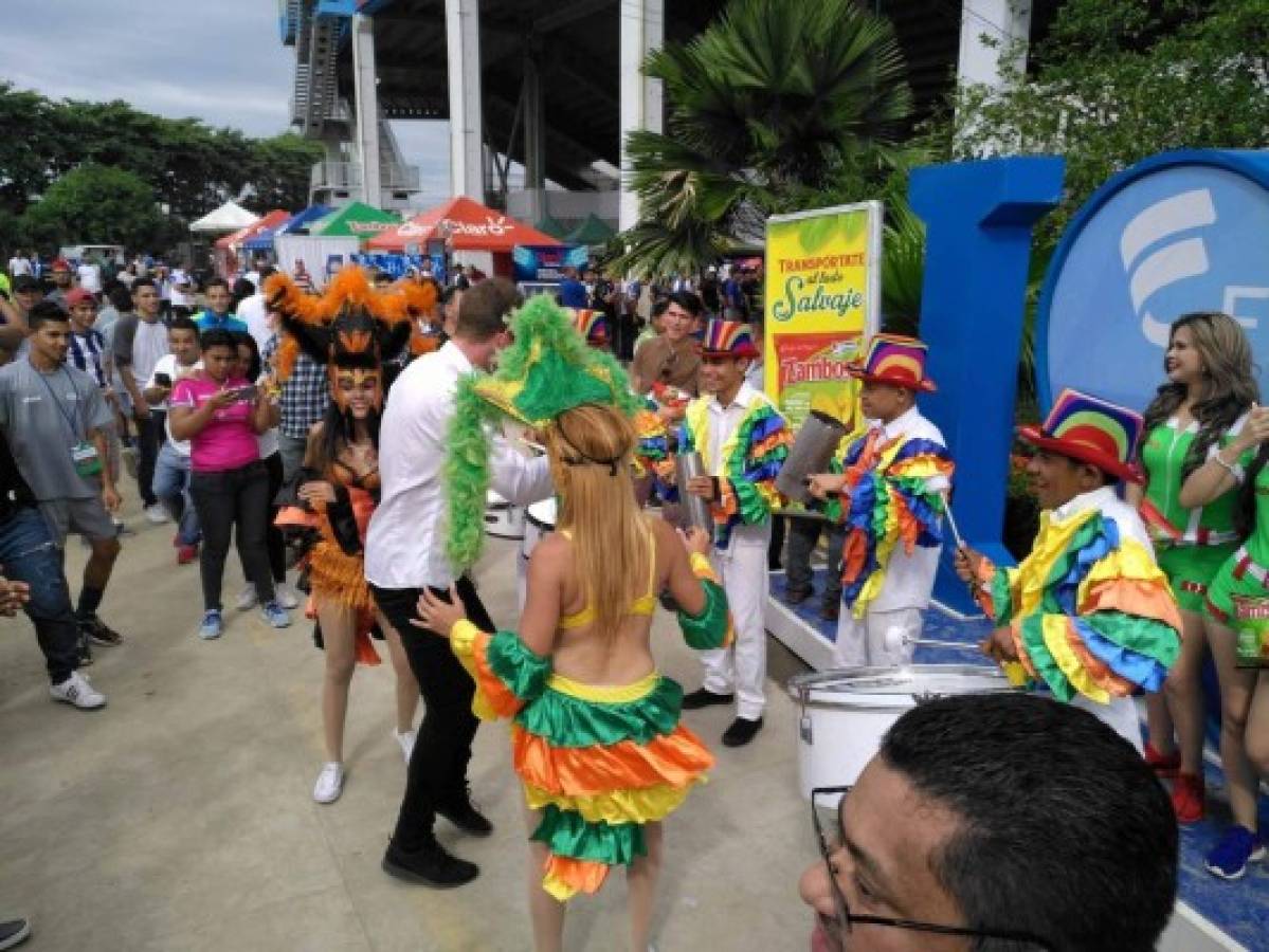 FOTOS: Con cerveza en mano y bailando punta, así la pasaron los australianos en Honduras