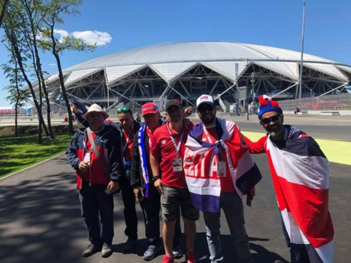 Los ticos llenan de color las afueras del Samara Arena para el juego ante Serbia