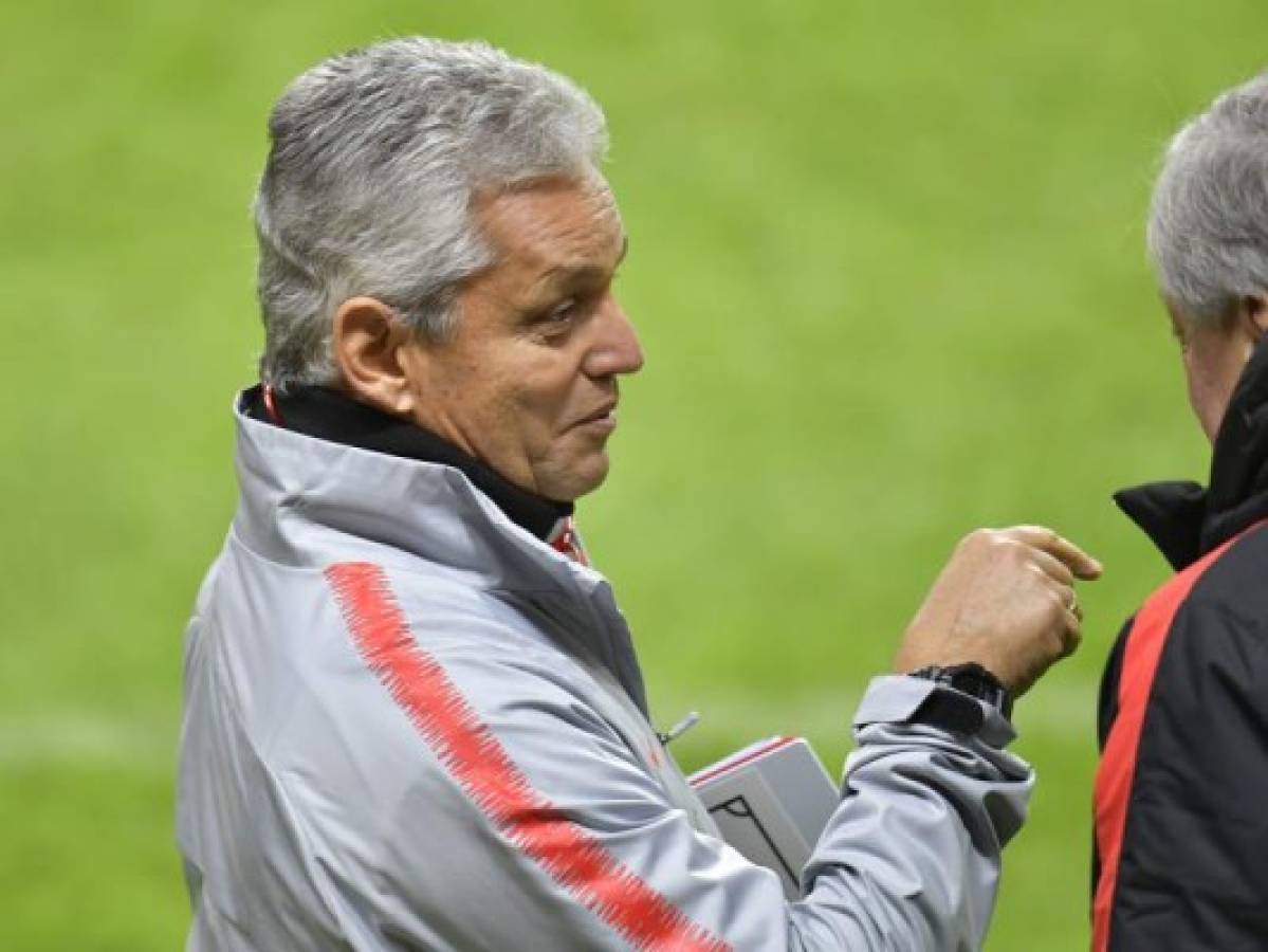 Chile's national soccer team coach Reinaldo Rueda (L) chats during a training session at the Friends Arena in Stockholm, Sweden, on March 23, 2018. Chile will meet Sweden for a friendly game tomorrow, March 24. / AFP PHOTO / TT News Agency / Jonas EKSTROMER / Sweden OUT
