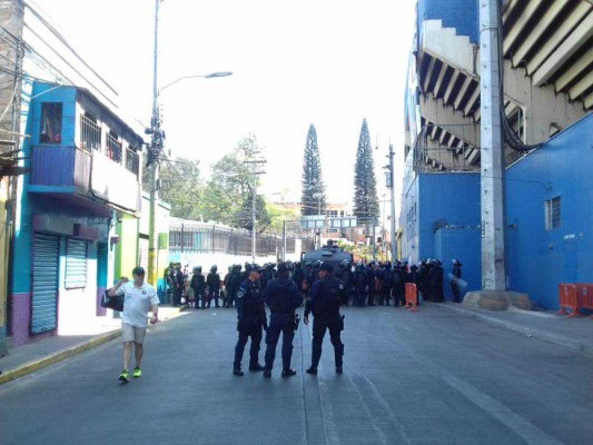 EN FOTOS: Policías blindan el estadio Nacional y aficionados se van a los golpes