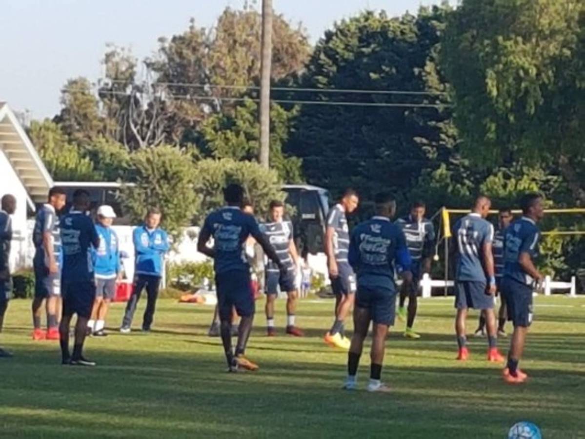 Entre bromas y risas, Honduras entrenó en Los Ángeles pensando en Australia