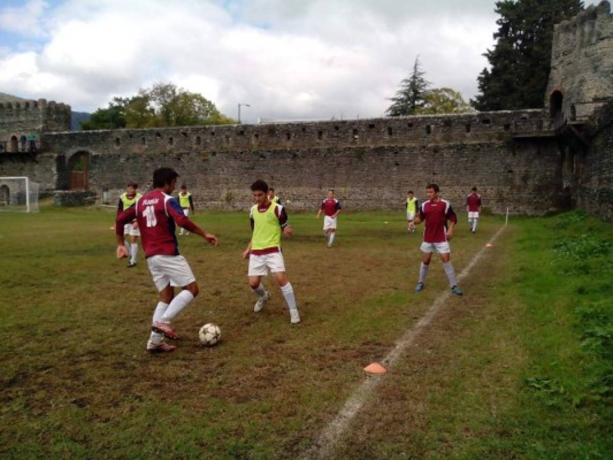 Fotos: Modesto equipo juega sus partidos dentro de un castillo medieval