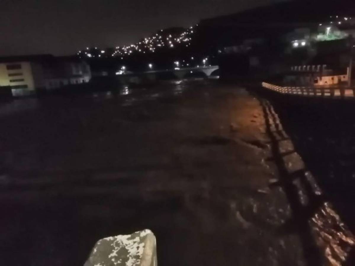 Impactantes fotos: El río Choluteca se desbordó anoche en Tegucigalpa tras el paso de Iota