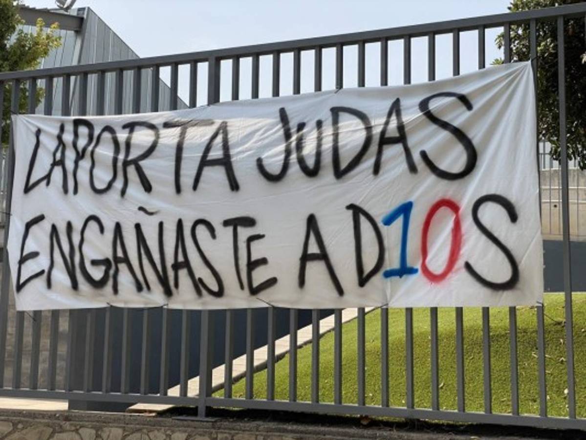 ''Engañaste a D10s'': afición del Barça ataca a Laporta en las afueras del estadio tras el adiós de Messi