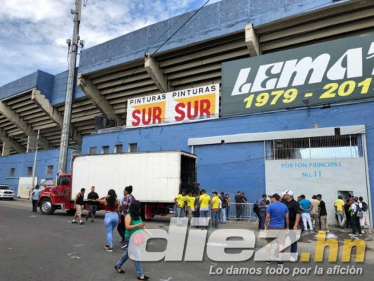 Bonito ambiente en el estadio Nacional para la final Olimpia-Motagua