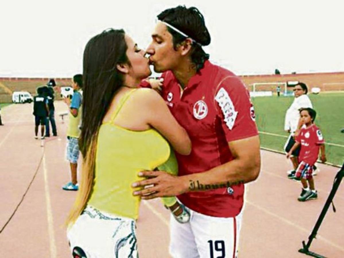 ¡ESCÁNDALO! Futbolista es acusado de intentar bajarle la mujer a compañero