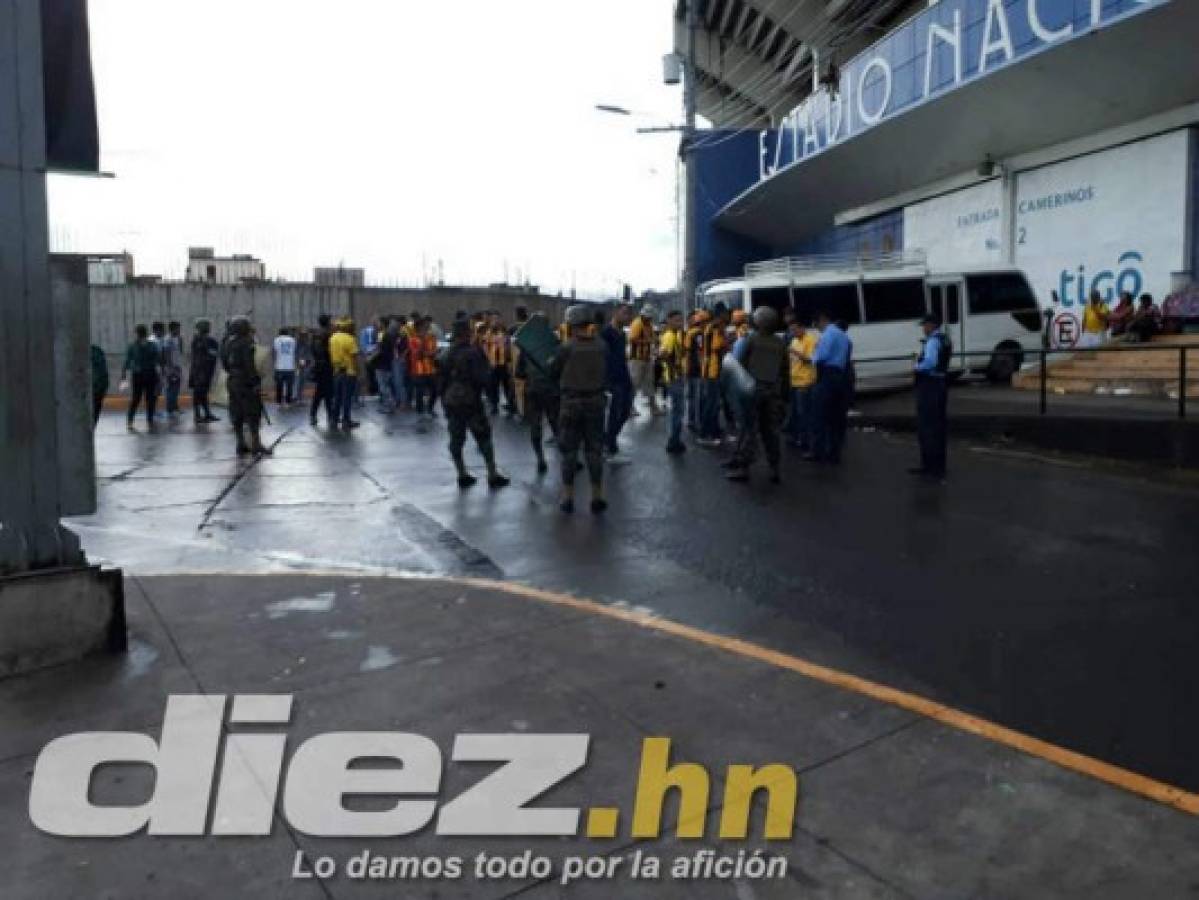 NO SE VIO POR TV: Pelea entre barras del Olimpia y Real España