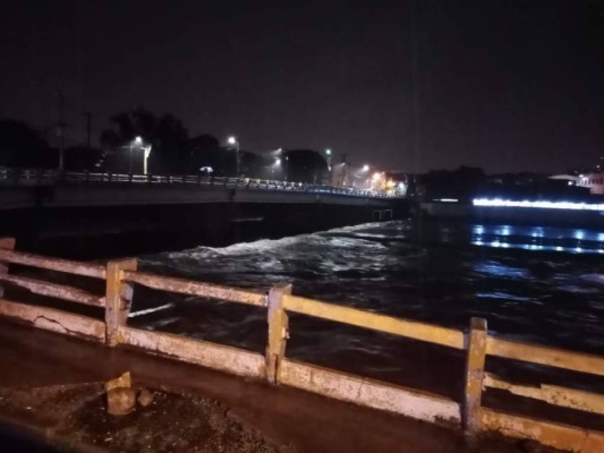 Impactantes fotos: El río Choluteca se desbordó anoche en Tegucigalpa tras el paso de Iota