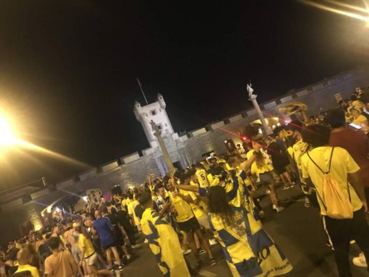 Locura total: Así festejaron los aficionados el ascenso del Cádiz y Choco Lozano en España ¿Y el COVID-19?   