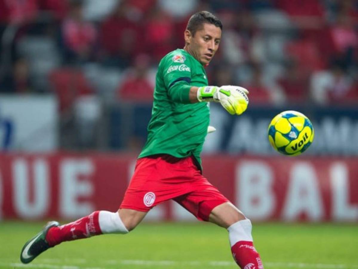 ¡Se pusieron los guantes! Jugadores de campo que tuvieron que defender el marco de su equipo